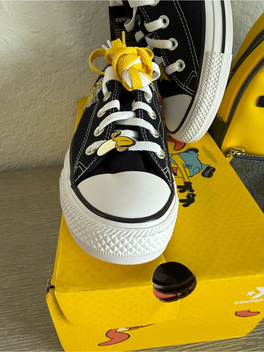 New Womens Sz 8 Converse Black & Yellow Minion Shoes with Minion Backpack - Picture 3 of 9